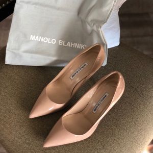 Manolo Blahnik size 36 in patent leather nude. Worn twice. Great condition